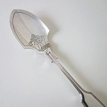 19世紀後期頃シルバープレートのデザートスプーン